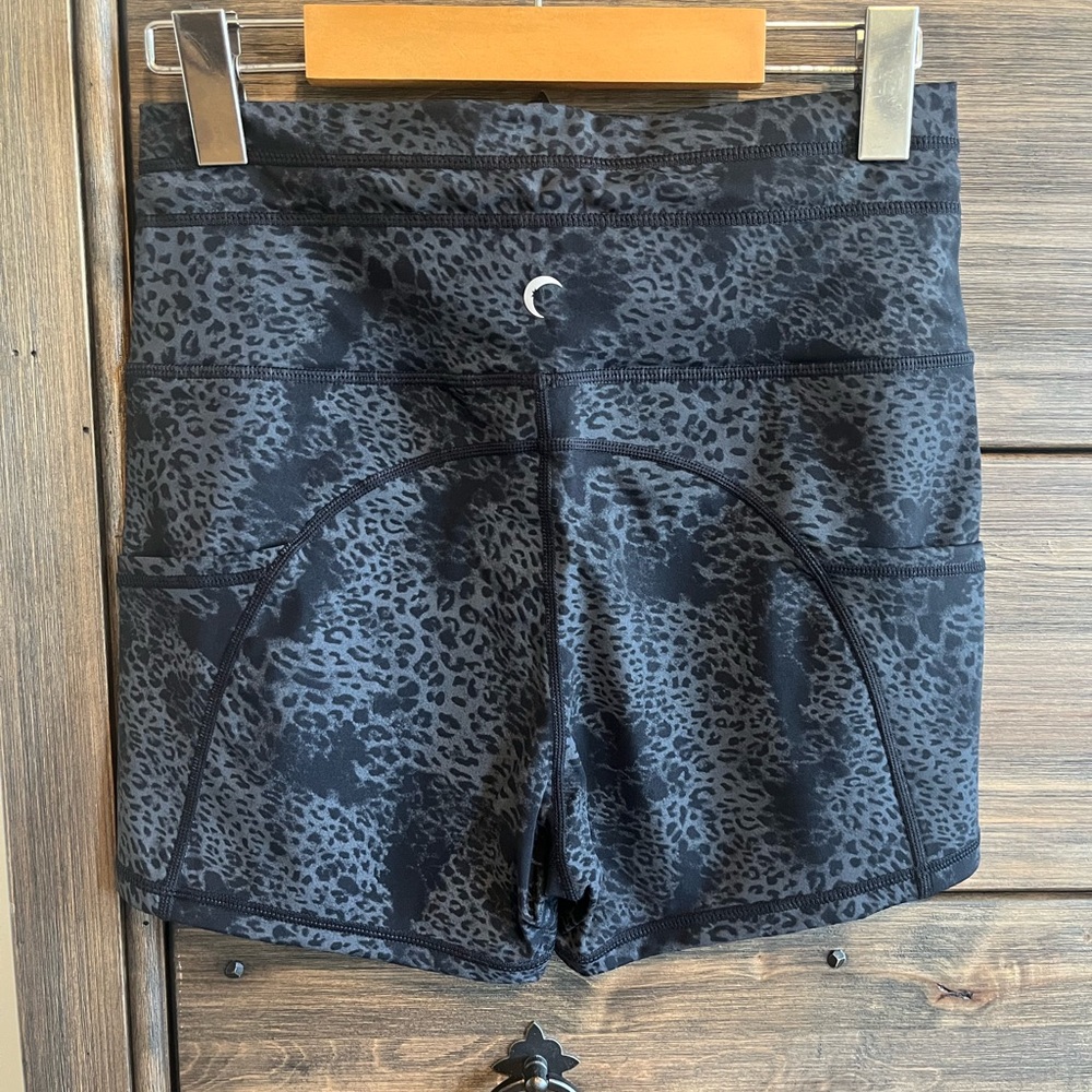 🖤 𝐙𝐘𝐈𝐀 NWT 𝐁𝐥𝐚𝐜𝐤 𝐋𝐞𝐨𝐩𝐚𝐫𝐝 𝐏𝐨𝐜𝐤𝐞𝐭 𝐃𝐫𝐚𝐰𝐬𝐭𝐫𝐢𝐧𝐠 𝐋𝐮𝐱𝐞 𝐇𝐮𝐬𝐭𝐥𝐞 𝐒𝐡𝐨𝐫𝐭𝐬 - 𝟐 - Picture 3 of 8